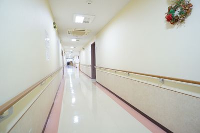 明るく清潔な廊下