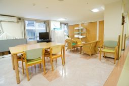 共用スペースの明るい室内