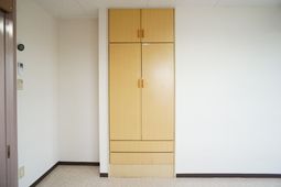 明るい色合いの洋室のクローゼット