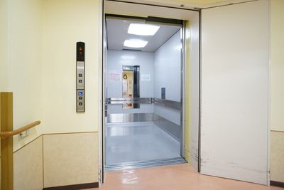 エレベーターの開いた扉
