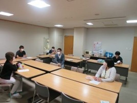 会議室で着席する人たち  