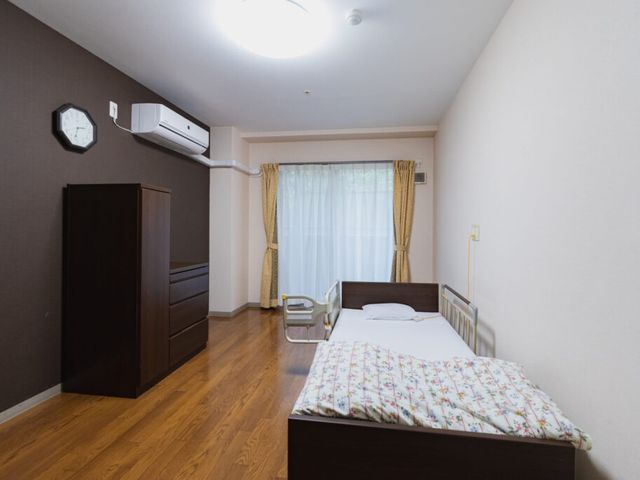 落ち着いた雰囲気の居室 居室 広々とした静かな空間で、自然光が優しく差し込みます。リラックスした環境での就業が可能です。