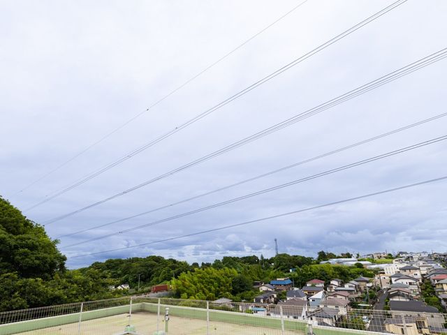 景色の眺望 テラス 自然豊かな景色を楽しめる場所です。リフレッシュしながら一息つけます。