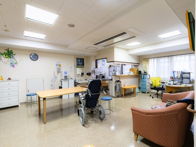 スタッフイメージ スタッフイメージ 明るい空間が特徴のスタッフルームです。情報共有やコミュニケーションがしやすい環境になっています。