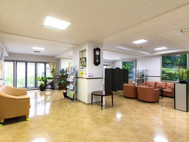 広々としたリビング ラウンジ 自然光が差し込む広々とした空間で、リラックスしながら利用者同士の交流が可能です。