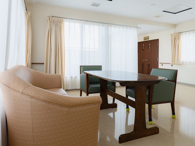 陽光差し込む居室 居室 温かい自然光が差し込む明るい空間です。座り心地の良いソファと椅子でリラックスできます。