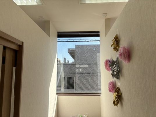 明るい廊下の窓辺  