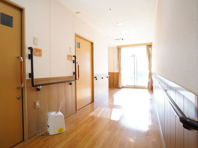 廊下の明るい雰囲気 廊下 採光を取り入れたきれいな廊下が広がっており、安全な手すりも設置され快適な移動をサポートしています。