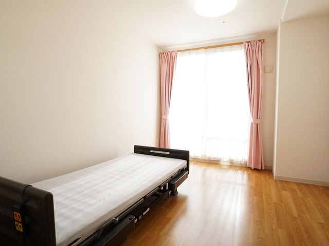 快適な居室 居室 床には温もりを感じる木目調が用いられた明るく清潔な部屋です。明るい窓辺には、リラックスして過ごせるスペースが確保されています。