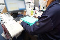 事務作業をする職員