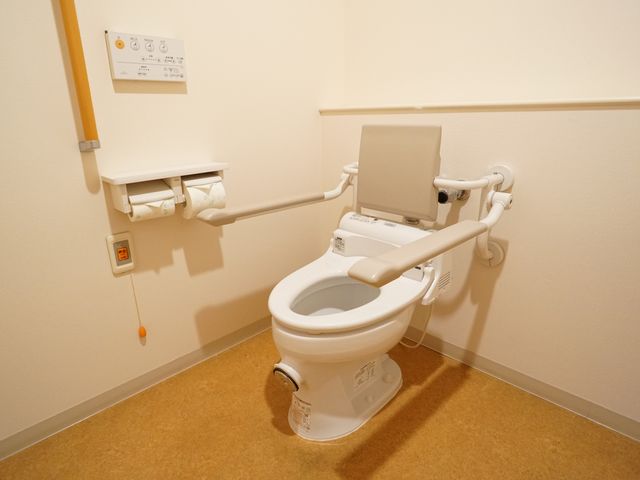 バリアフリートイレ設備 トイレ 安全に配慮された手すり完備のトイレです。どなたも使いやすい工夫がされているため、快適にご利用いただけます。
