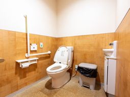 手すり設置の安全なトイレ