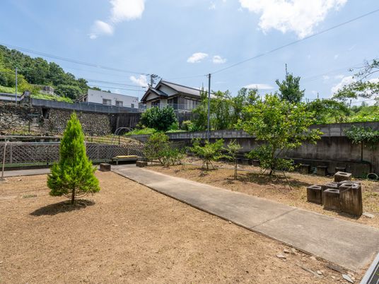 緑とベンチのある中庭