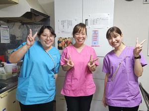 笑顔のスタッフが並ぶキッチン  