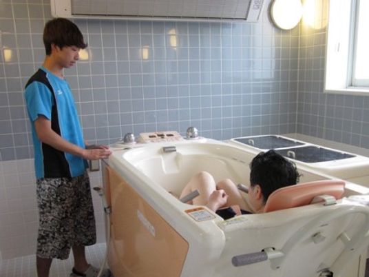 利用者の入浴介助シーン