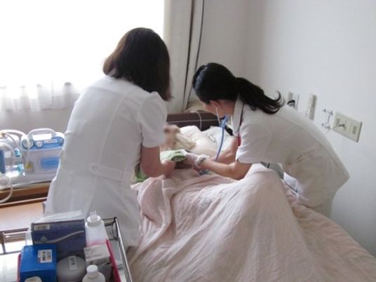 介護の真剣な様子