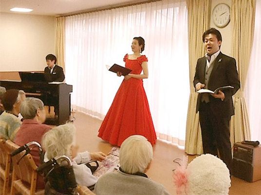 歌の発表会をする居室