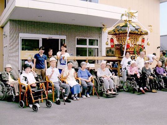 祭りの様子を見る人々