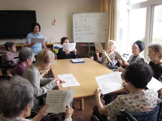 歌の練習をする人々