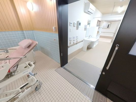 広々とした清潔な浴室