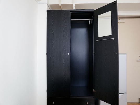 黒い開いた扉のクローゼット