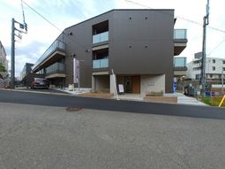 明るい外観の建物入口