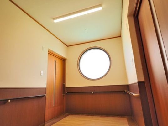 円窓のある廊下