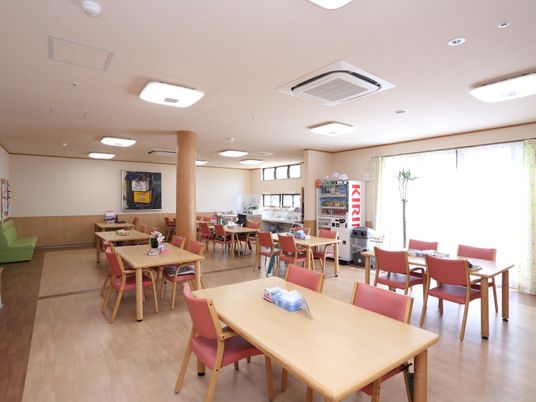 広々とした明るい食堂