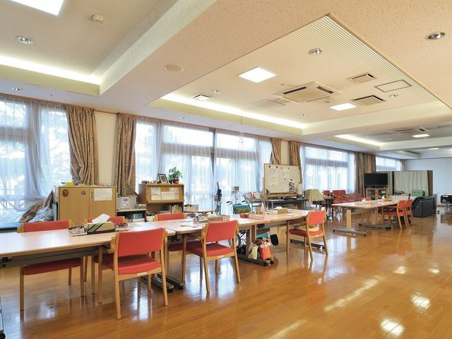 自然光の広い空間リビング リビング 自然光が差し込む広々とした空間です。リラックスしながら、楽しい時間を過ごせます。