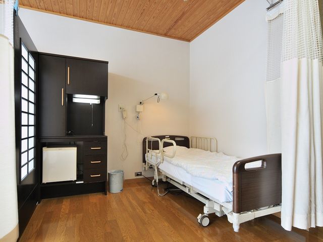 広々とした居室 居室 広々としたエリアで、木のぬくもりを感じられる居住空間です。快適なケアが受けられます。