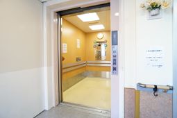 清潔感あるエレベーター前