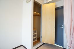 開いた扉の洋室クローゼット