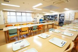 色とりどりの椅子が並ぶ食堂