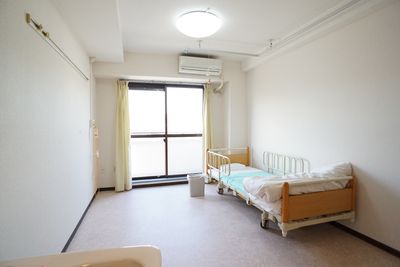 明るい居室の様子