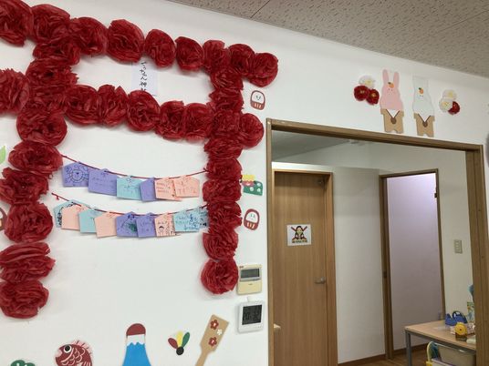飾り壁のある廊下  