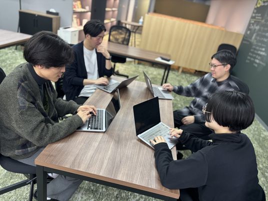 打ち合わせ中の会議室  