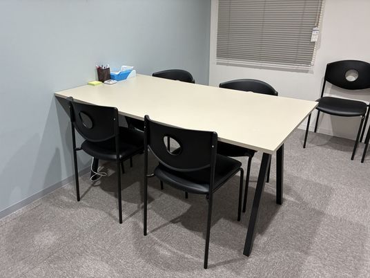 会議用の机と椅子の部屋  