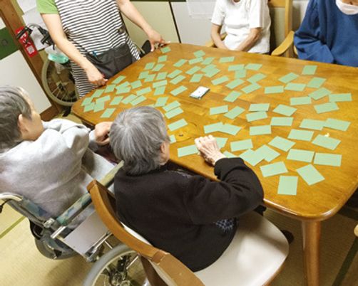 カードゲームを楽しむ居室