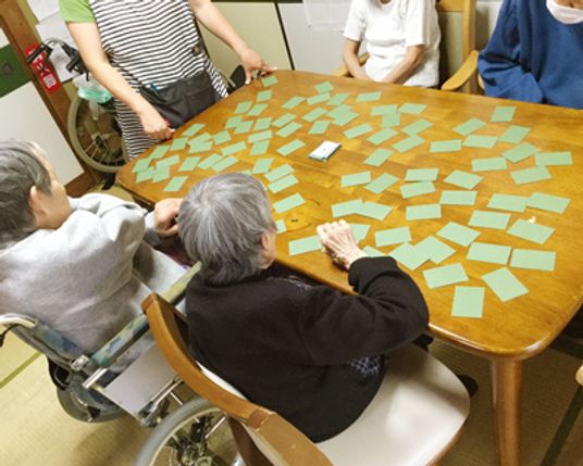 カードゲームを楽しむ居室