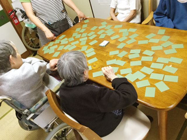 カードゲームを楽しむ居室 居室 利用者の方々がテーブルを囲み、カードゲームに興じています。楽しい交流のひとときです。