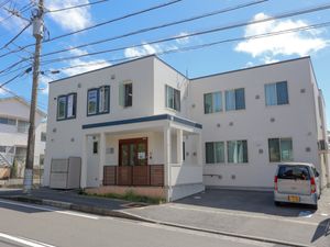 明るい外観の施設  