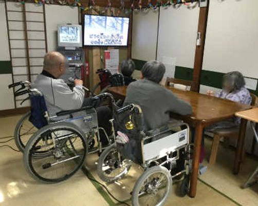 テレビを観る食堂