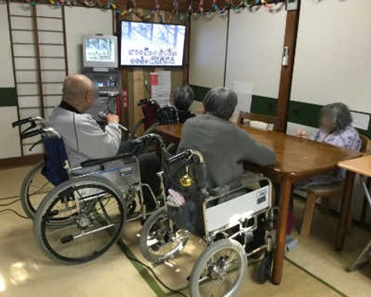 テレビを観る食堂