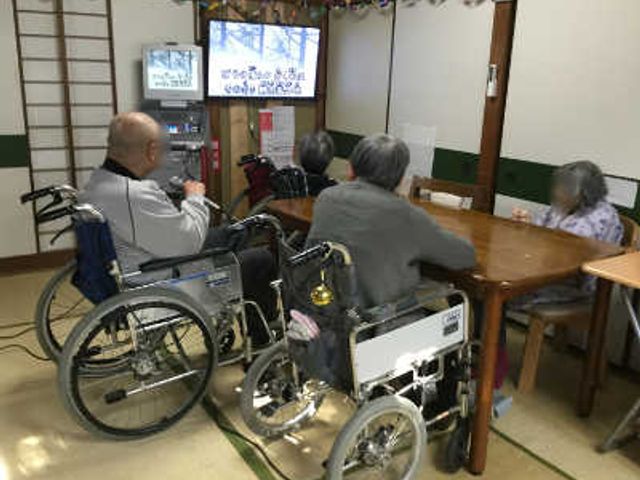 テレビを観る食堂 食堂 皆さんがリラックスしながらテレビを楽しむことができる、温かみのあるスペースです。車椅子でも利用しやすい設計です。
