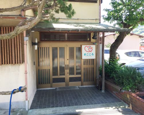 緑豊かな施設の外観