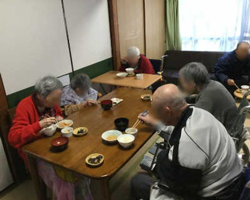 集まる人々の居室