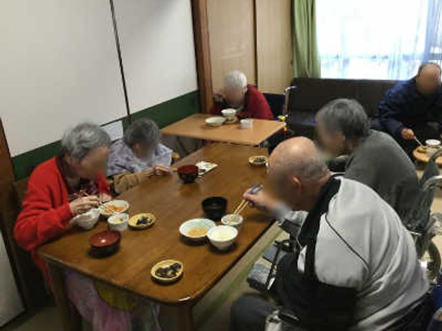 集まる人々の居室 居室 ゆったりとした空間で、皆さんが和やかに食事を楽しんでいます。