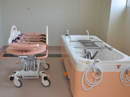 介助用機器が並ぶ浴室