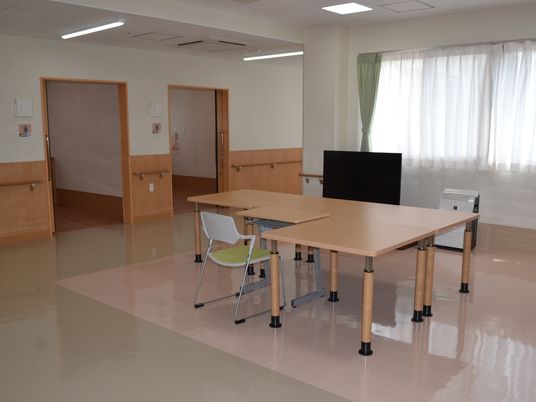 木製テーブルの部屋
