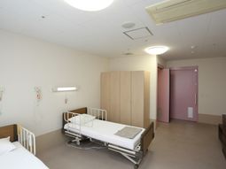 明るい居室の様子